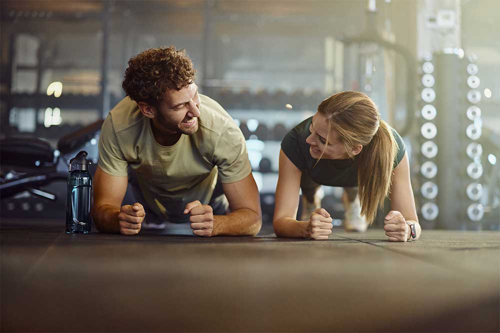 En kvinna gör pushups